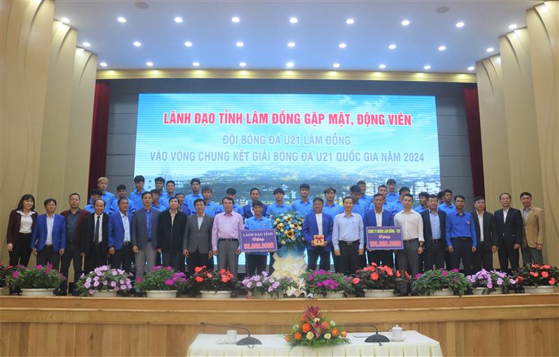 Lãnh đạo tỉnh tặng hoa và quà đội bóng đá U21 tại buổi gặp mặt