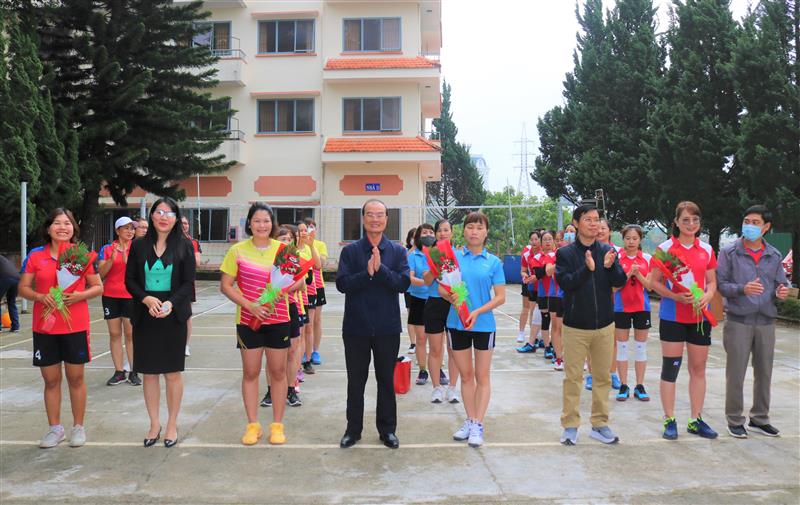 Lãnh đạo các cơ quan, đơn vị trao hoa chúc mừng các đội tham gia