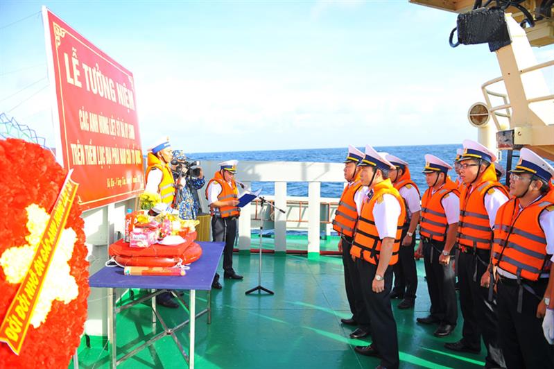 Lễ tưởng niệm cán bộ, chiến sĩ mãi nằm lại giữa biển để bảo vệ vùng biển thiêng liêng của Tổ quốc. Ảnh Đức Vũ