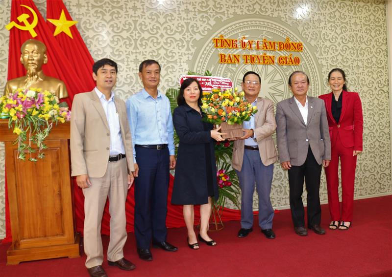 Đoàn Liên hiệp các Hội Khoa học kỹ thuật tỉnh đến chúc mừng Ban Tuyên giáo Tỉnh