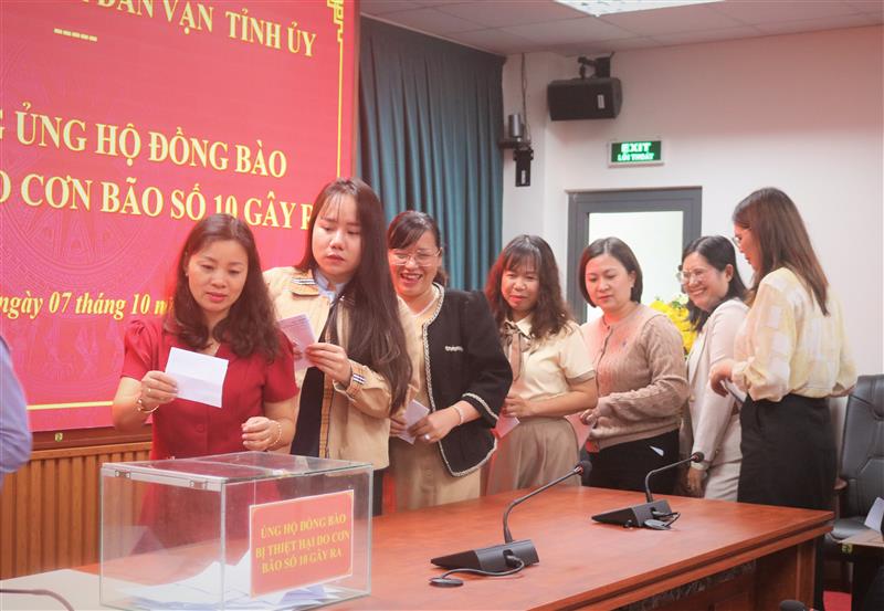 Cán bộ, công chức Ban Tuyên giáo và Dân vận Tỉnh ủy ủng hộ đồng bào bị thiệt hại bởi cơn bão số 10