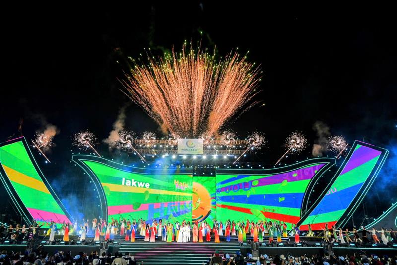 Màn Carnival ấn tượng của gần 80 thí sinh Miss Cosmo quốc tế.