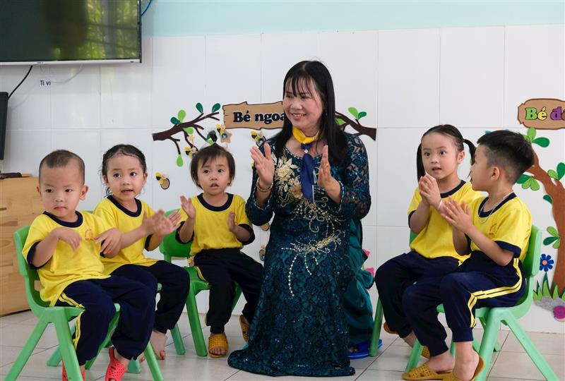 Cô Bùi Thị Nhạn cùng các em học sinh Trường Mầm non Hòa Ninh