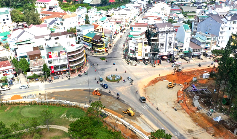 Mở rộng vòng xoay tại Ngả 5 Đại học Đà Lạt.