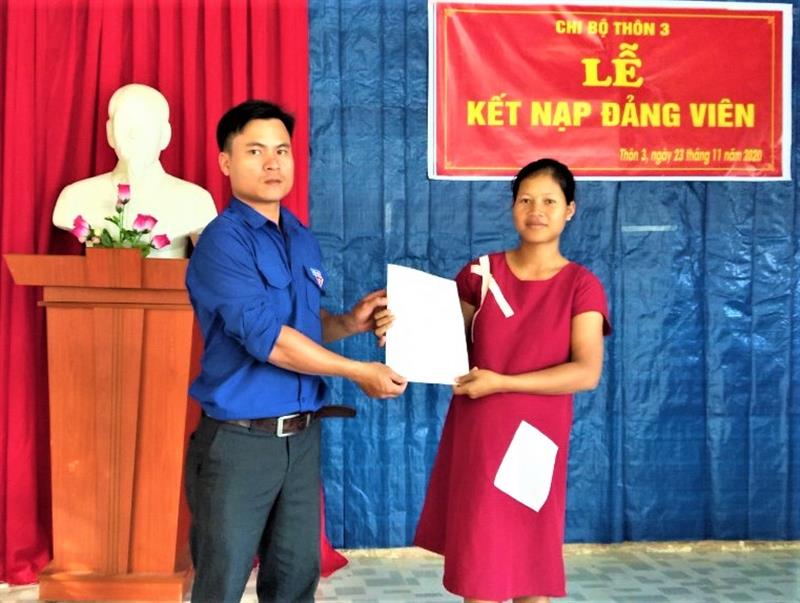 Một buổi lễ kết nạp đảng viên mới ở thôn của huyện Đam Rông.