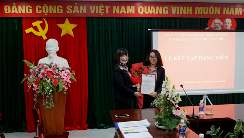 Một buổi lễ kết náp đảng viên mới.