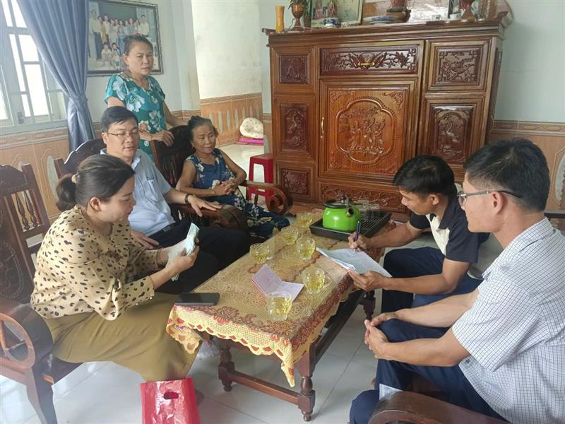 Tổ công tác vừa chi trả trợ cấp an sinh xã hội, vừa thực hiện chứng thực chữ ký