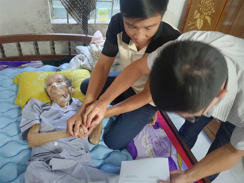Tổ công tác hỗ trợ người dân mở tài khoản ngân hàng 