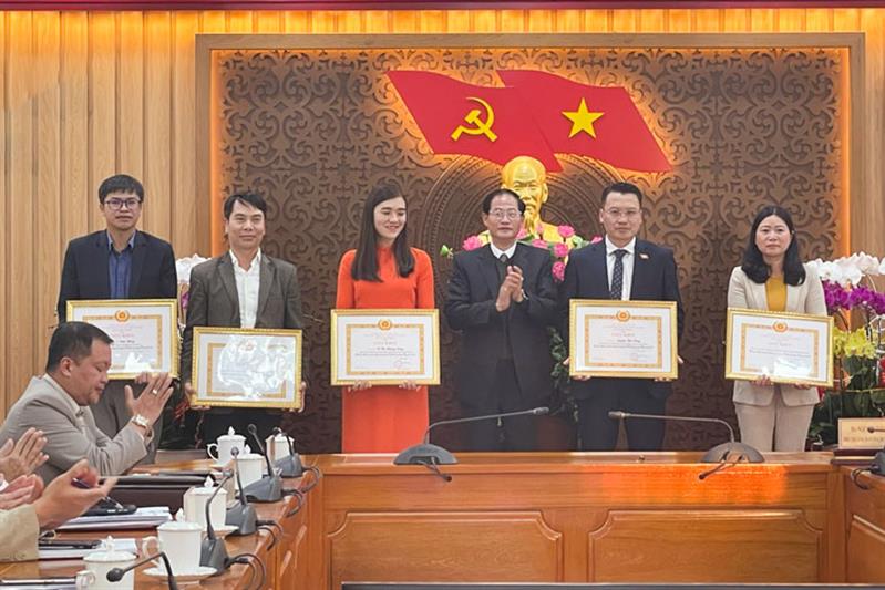 Nghành tổ chức xây dựng Đảng tặng giấy khen cho các tập thể và cá nhân có thành tích xuất sắc trong công tác xây dựng Đảng và bảo vệ, chăm sóc sức khỏe cán bộ năm 2021