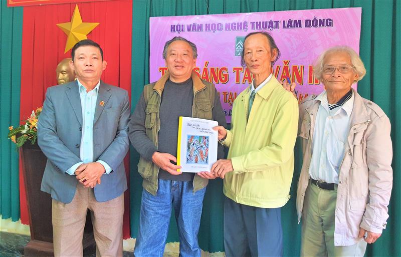 Nhà thơ Nguyễn Mộng Sinh - Trại trưởng bàn giao tác phẩm của Trại cho Hội VHNT Lâm Đồng. Ảnh Thanh Dương Hồng.