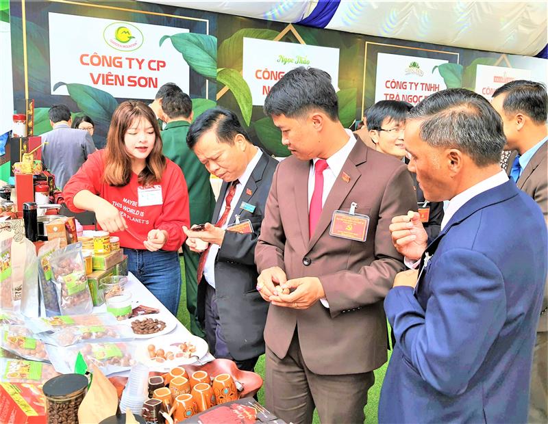 Nhiều đặc sản đặc trưng của Lâm Đồng được các doanh nghiệp giới thiệu, quảng bá.