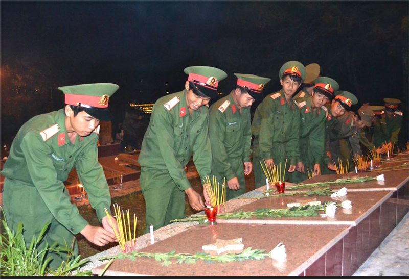 Những nén tâm hương thế hệ trẻ thắp cho các anh hùng liệt  sĩ...PNG