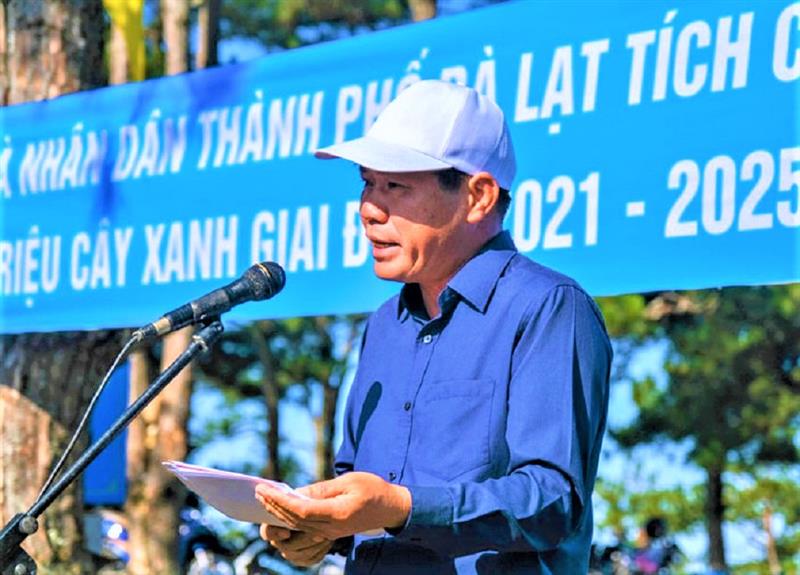 Ông Nguyễn Văn Sơn- Phó Chủ tịch UBND Thành phố Đà Lạt phát động tại Lễ trồng cây xanh trên địa bàn Đà Lạt. Ảnh T.D.H.