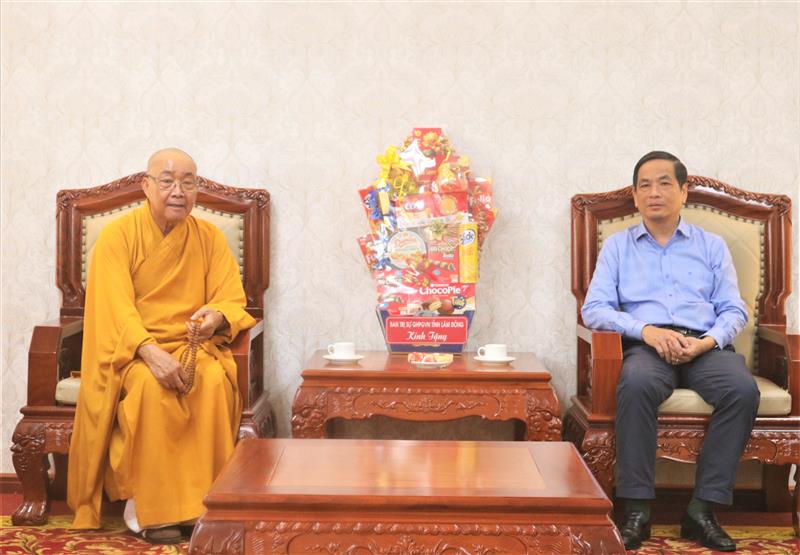 Ban Trị sự Giáo hội Phật giáo Việt Nam tỉnh Lâm Đồng đến thăm và chúc mừng tập thể lãnh đạo, cán bộ, công chức Ban Tuyên giáo và Dân vận Tỉnh ủy