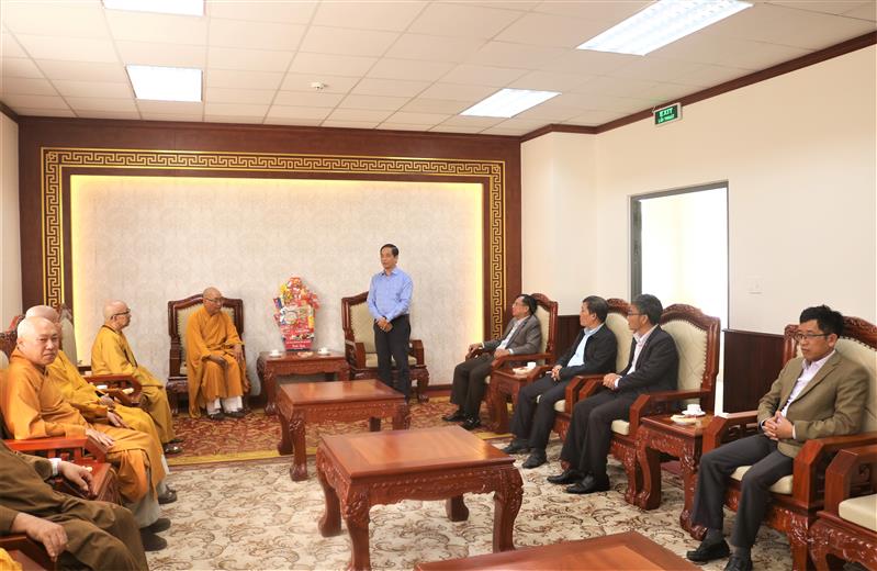 Đồng chí Trưởng Ban Tuyên giáo Tỉnh ủy đã bày tỏ niềm vinh dự và trân trọng cảm ơn tình cảm của Ban Trị sự GHPGVN tỉnh