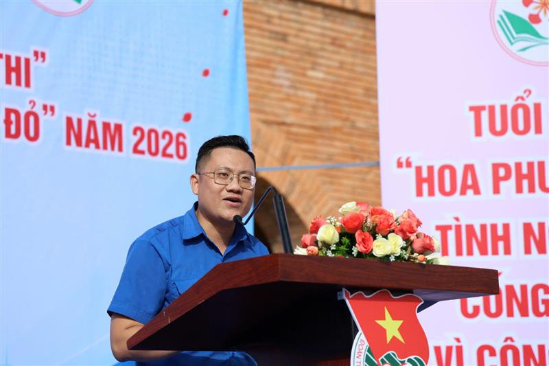 Đồng chí Đoàn Minh Tâm - Phó Bí thư Tỉnh đoàn, Chủ tịch Hội đồng Đội tỉnh, Phát biểu tại Lễ ra quân Tiếp sức mùa thi và Chiến dịch Hoa phượng đỏ năm 2026
