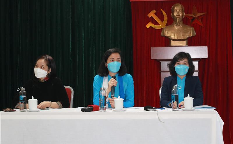Phó Chủ tịch Hội LHPN Việt Nam Nguyễn Thị Minh Hương (giữa) chủ trì buổi họp báo thông tin về Đại hội đại biểu Phụ nữ toàn quốc lần thứ XIII. (Ảnh: TA)