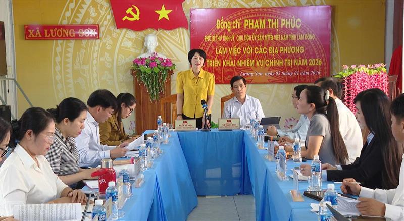 Đồng chí Phạm Thị Phúc, Phó Bí thư Tỉnh ủy, Chủ tịch Ủy ban MTTQ Việt Nam tỉnh Lâm Đồng phát biểu kết luận buổi làm việc