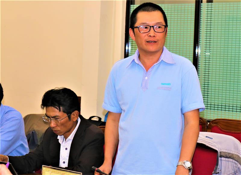 Phóng viên trao đôi tại hội nghị