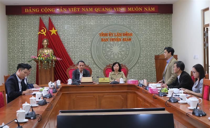 Quang cảnh buổi làm việc