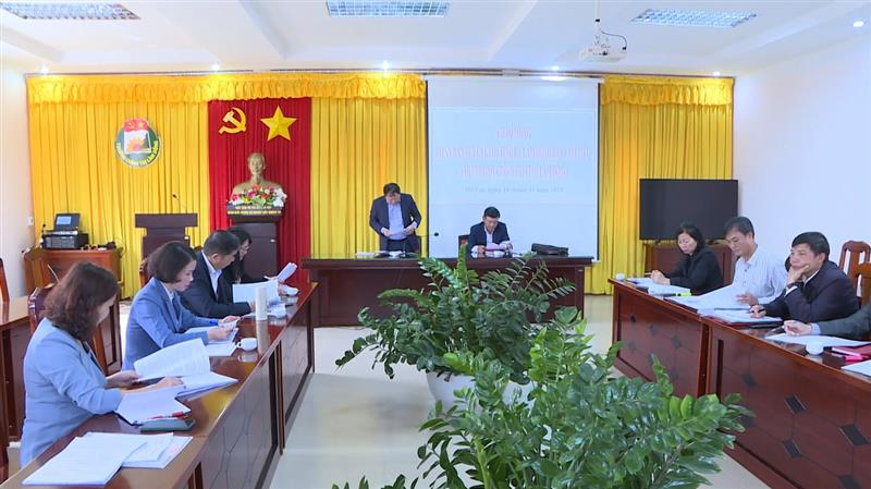 Quang  cảnh buổi làm việc.