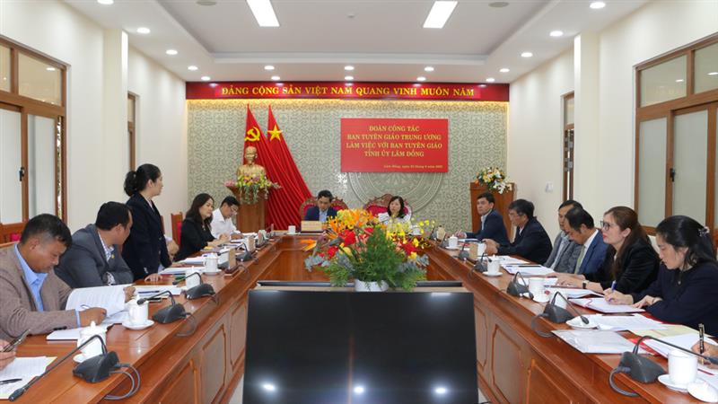 Quang cảnh buổi làm việc.