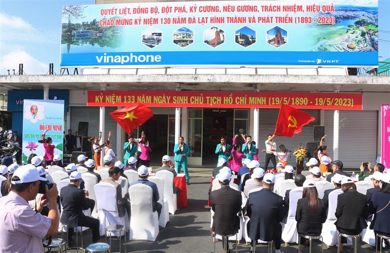 Quang cảnh lễ khai mạc triển lãm.