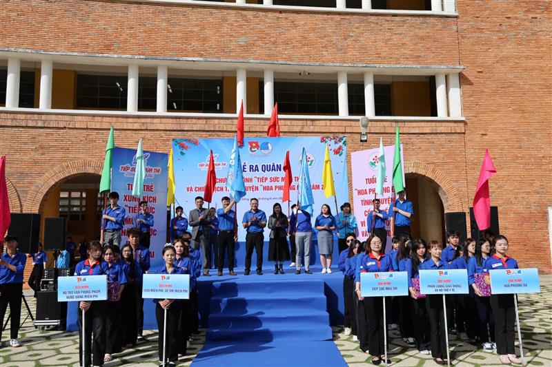 Thực hiện nghi thức trao cờ quyết thắng cho các đội hình tình nguyện, chính thức phát động đợt cao điểm ra quân hỗ trợ Kỳ thi tốt nghiệp THPT năm 2026 và các hoạt động tình nguyện hè 2026