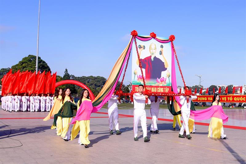 Rước ảnh Bác Hồ tại buổi lễ.