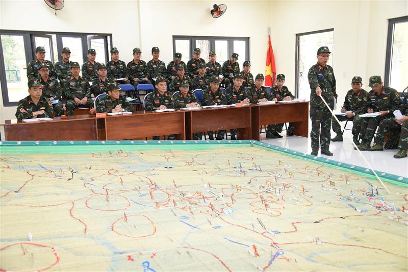 Học viên tập bài trên Sa bàn
