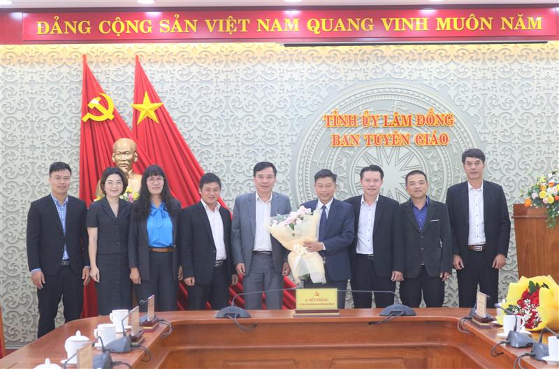 Lãnh đạo, cán bộ công chức Sở Thông tin và Truyền thông chụp hình lưu niệm với cán bộ được Ban Thường vụ Tỉnh uỷ điều động, bổ nhiệm về Ban Tuyên giáo Tỉnh ủy.