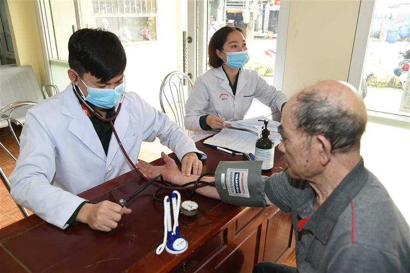 Học viện Lục quân tổ chức khám sức khỏe cho nhân dân trên địa bàn đơn vị đóng chân