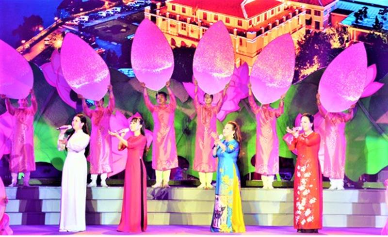 Chương trình nghệ thuật đặc biệt chào mừng Đại hội lần thứ XIII của Đảng tại TP Hồ Chí Minh. Ảnh: VÕ MẠNH HẢO