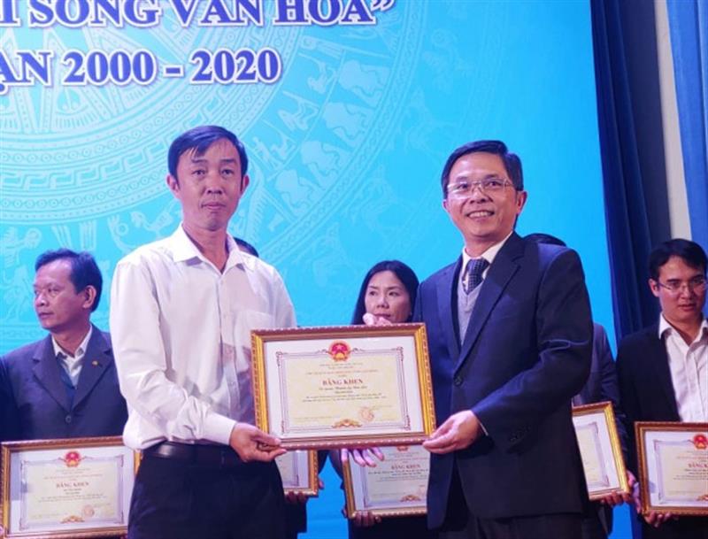 Tặng  Bằng khen của UBND tỉnh cho  BTG Thành ủy Bảo Lộc có thanh tích xuất  sắc thực hiện phong trào
