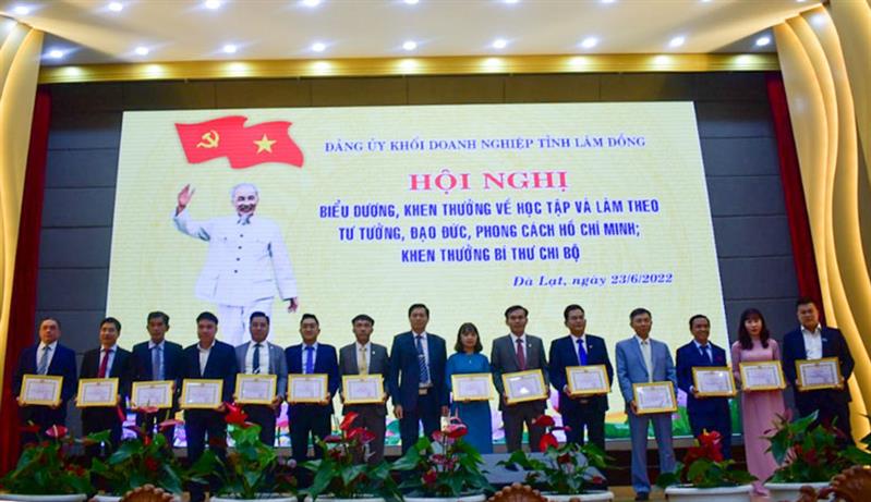 Tặng giấy khen cho các cá nhân điển hình tiêu biểu trong học tập và làm theo tư tưởng, đạo đức, phong cách Hồ Chí Minh