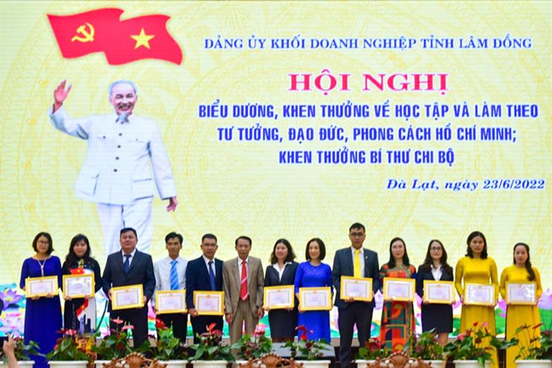 Tặng giấy khen cho các tập thể điển hình tiêu biểu trong học tập và làm theo tư tưởng, đạo đức, phong cách Hồ Chí Minh