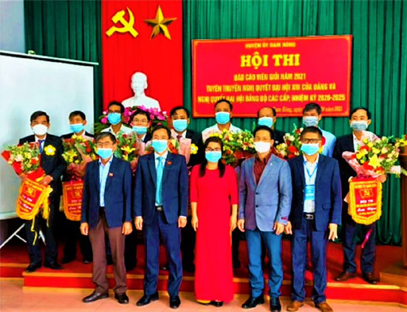 Các đồng chí lãnh đạo tặng hoa và cờ lưu niệm cho các thí sinh dự thi.