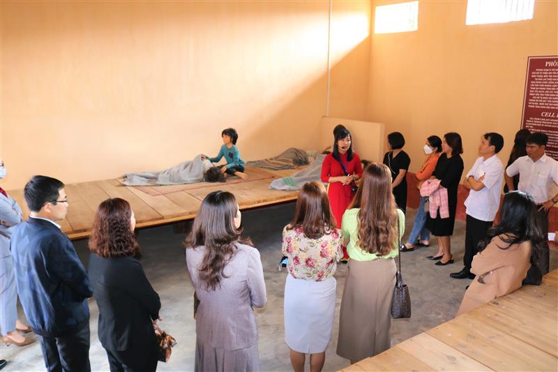 Thí sinh Hội thi nghe thuyết minh về Nhà lao thiếu nhi Đà Lạt