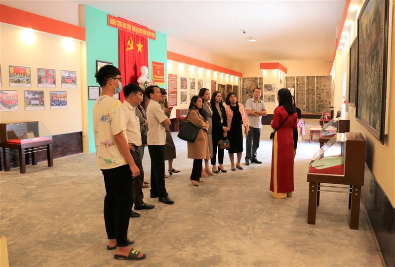 Thí sinh Hội thi nghe thuyết minh về Nhà lao thiếu nhi Đà Lạt