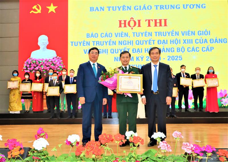 Thí sinh Ngô Minh Sáng - Phó Chủ nhiệm Kho K661, Cục Xăng dầu, Tổng Cục Hậu cần, Đảng bộ Quân đội đạt giải nhất.