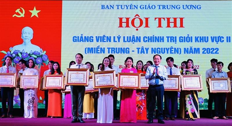 Thí sinh Phạm thị Nguyệt (hàng trên, thứ 2 từ trái sang) nhận Bằng khen của Ban Tuyên giáo Trung ương tại Hội thi