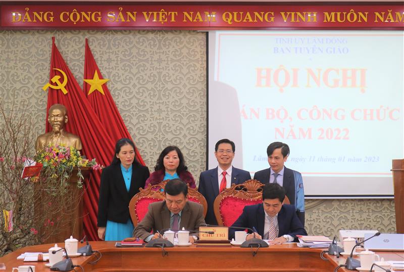 Thủ trưởng cơ quan và lãnh đạo Ban Chấp hành công đoàn ký kết giao ước thi đua năm 2023.