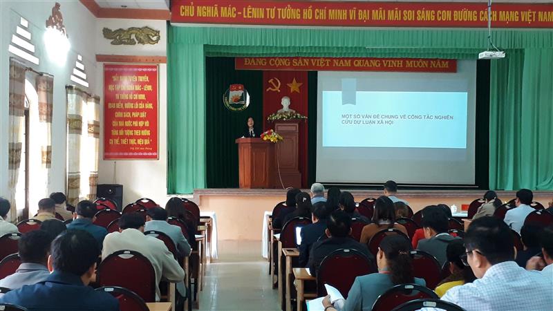Tiến sỹ Đỗ Thị Thanh Hà – Viện trưởng Viện dư luận xã hội, Ban Tuyên giáo Trung ương báo cáo công tác nghiên cứu, định hướng công tác dư luận xã hội trong tình hình mới.