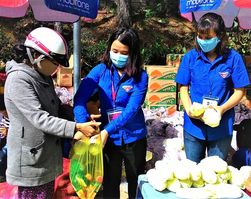Tỉnh đoàn Lâm Đồng tổ chức Siêu thi 0 đồng hỗ trợ người nghèo bị ảnh hưởng đại dịch Covid-19 .Ảnh Thanh Hồng..jpg