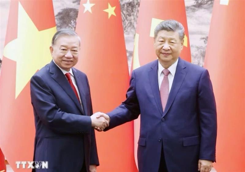 Tổng Bí thư, Chủ tịch nước Tô Lâm và Tổng Bí thư, Chủ tịch Trung Quốc Tập Cận Bình tại cuộc chứng kiến Lễ ký một số văn kiện hợp tác tiêu biểu giữa hai nước. Ảnh: TTXVN