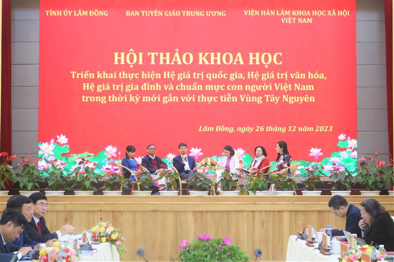Đại diện các cơ quan nghiên cứu lý luận, các chuyên gia, nhà khoa học trong vùng thảo luận, tọa đàm bàn tròn.