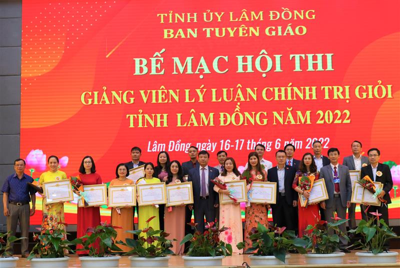 Các đại biểu chụp hình chung với các thí sinh tham gia Hội thi