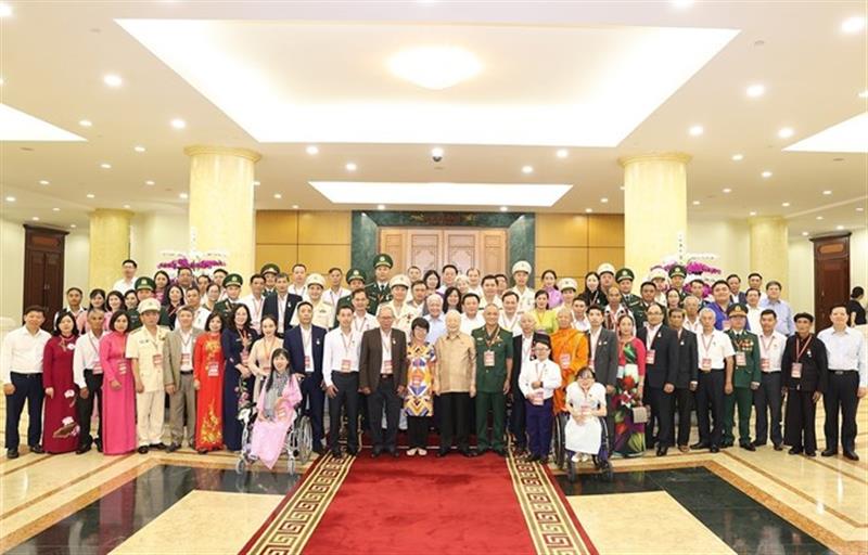 Tổng bí thư Nguyễn Phú Trọng và các đại biểu điển hình toàn quốc chụp ảnh lưu niệm.