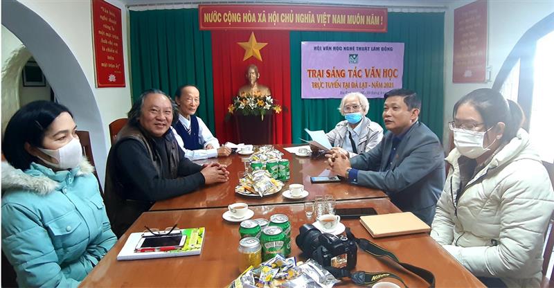 Trại sáng tác tổ chức hội nghị trực tuyến