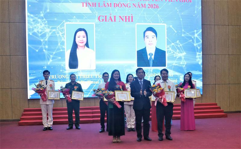 Lãnh đạo Ban Tuyên giáo và Dân vận Tỉnh ủy trao giải nhì cho thí sinh.